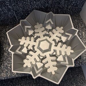 Snowflake cake pan about 12”